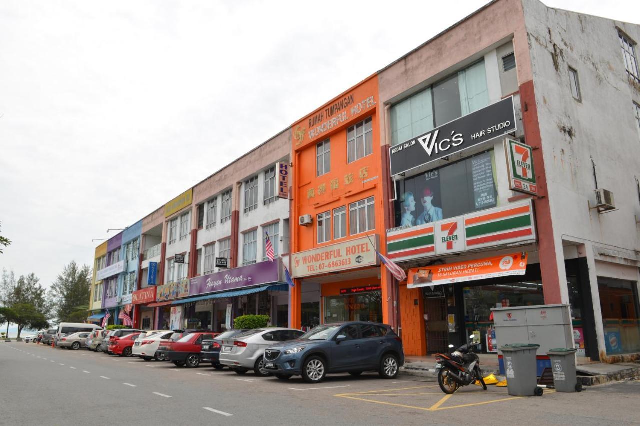 Gf Wonderful Hotel Pontian Kecil Exterior photo