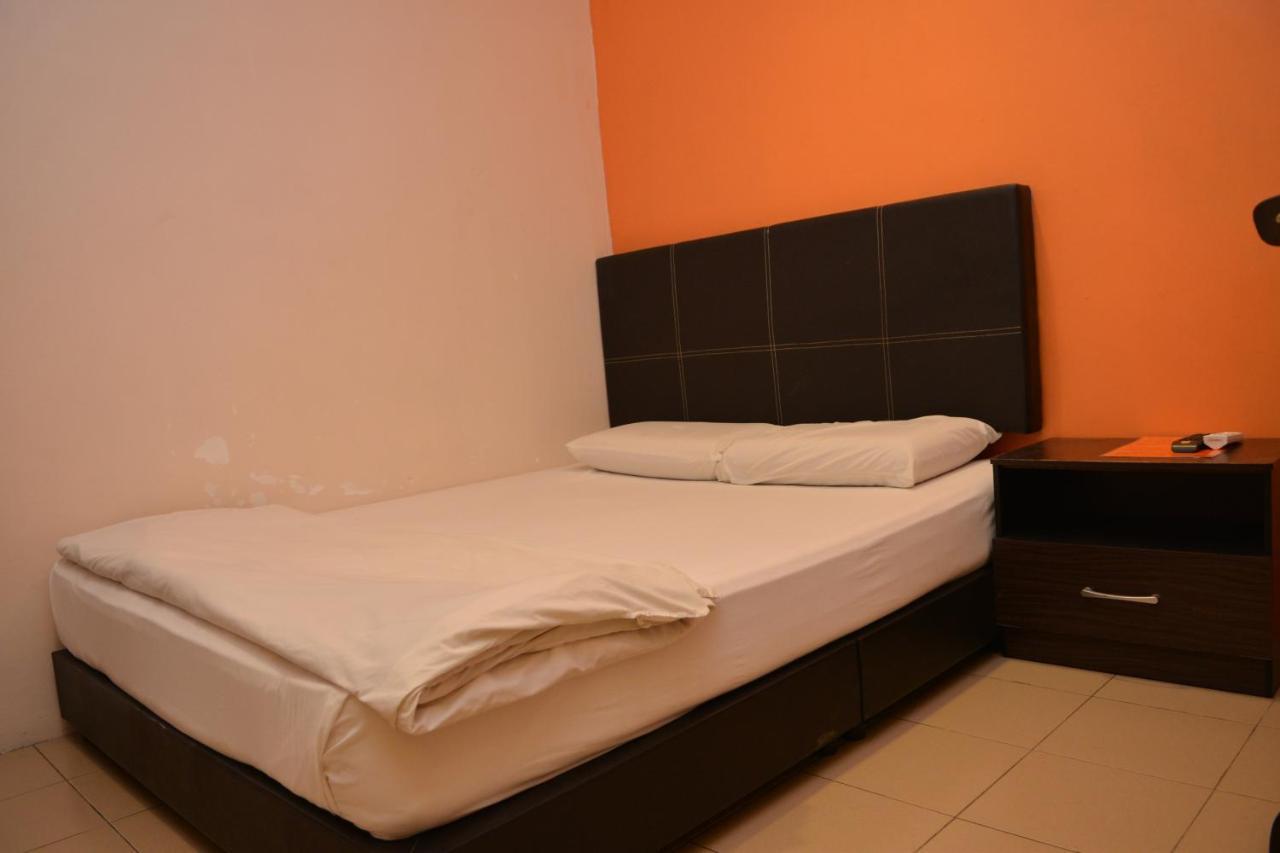 Gf Wonderful Hotel Pontian Kecil Exterior photo